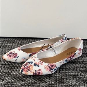Ardene NWT floral pointed flat size 7 shoe